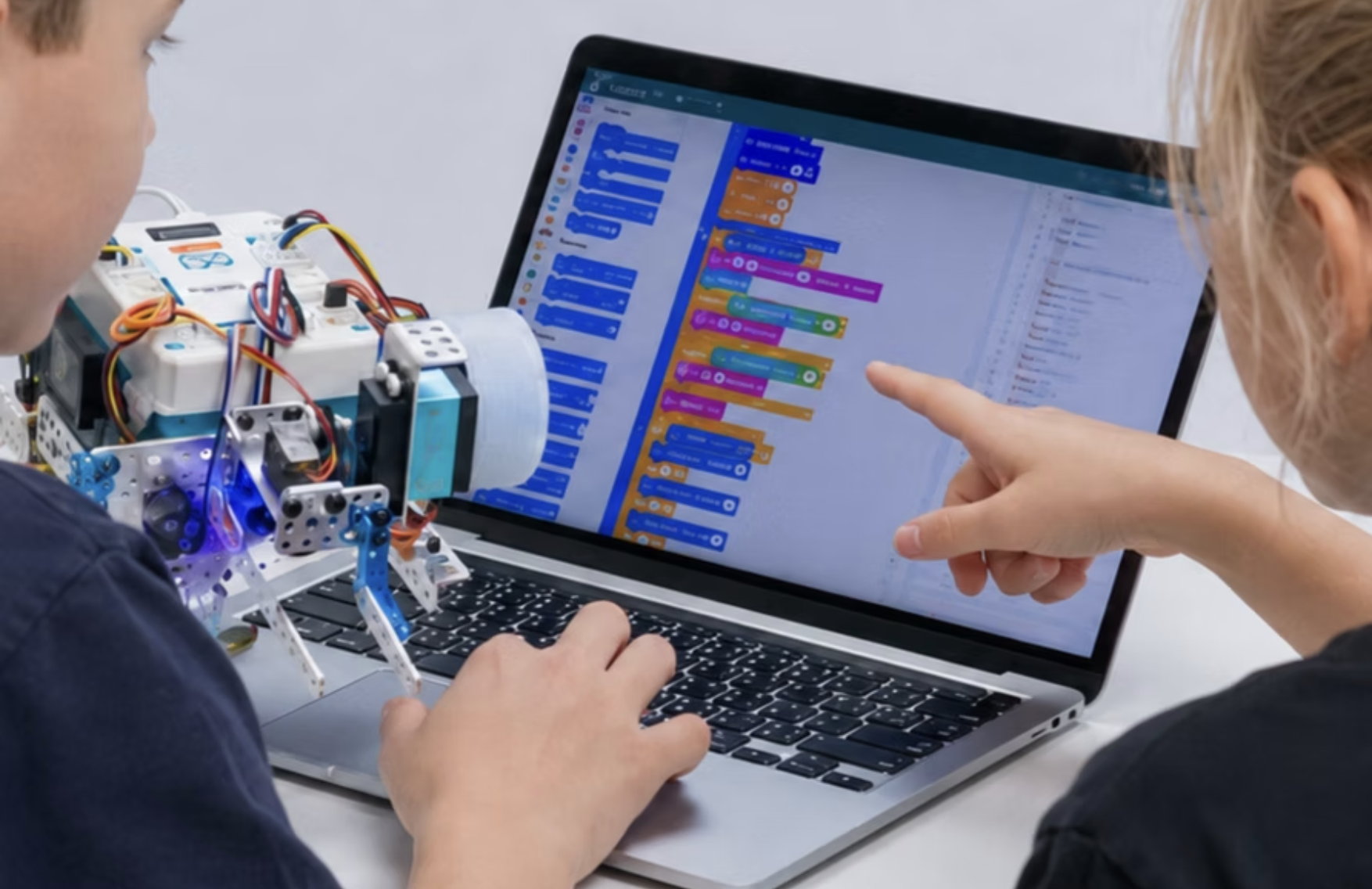 Programación de robot Matrix Mission Go en laptop